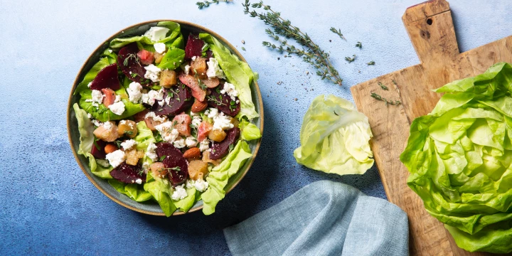 Salade met kropsla, rode biet, rabarber en feta